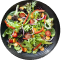 Une image d'une salade dans un bol noir avec de la pizza napoli.
